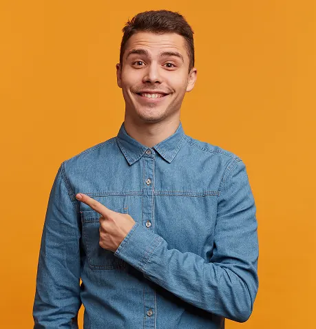 Cliente sorridente apontando para o texto