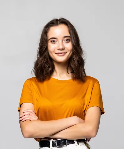 Cliente sorridente de braços cruzados
